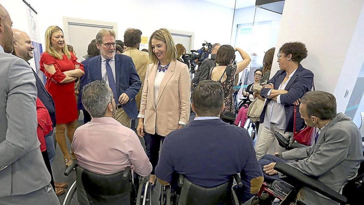 Alicia García ayer, junto a Pilar del Olmo y Francisco Sardón, en la inauguración de la nueva oficina de Predif-ICAL