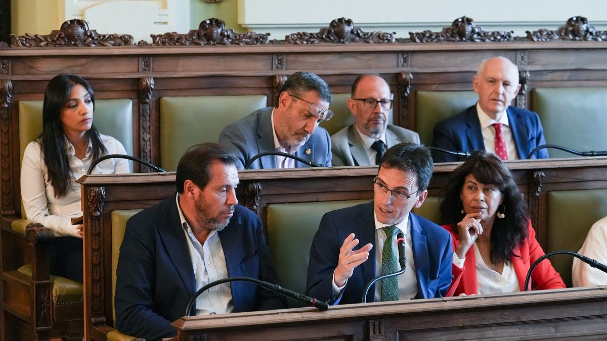 Puente escucha la intervención de Pedro Herrero en el pleno.- J. M. LOSTAU