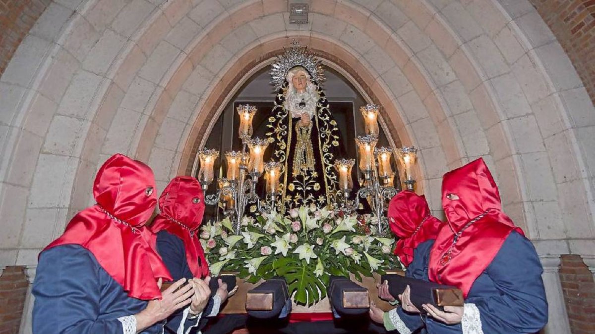 La Dolorosa de la Exaltación de la Cruz a la salida de la Iglesia del Carmen en las Delicias-Pablo Requejo