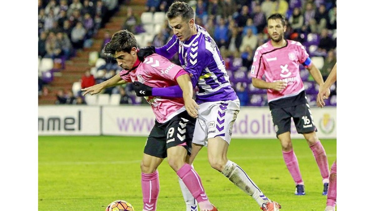 Juan Villar, autor de dos de los cuatro goles del Real Valladolid y el mejor jugador del partido, presiona a Jairo, ayer en Zorrilla.-J.M. Lostau