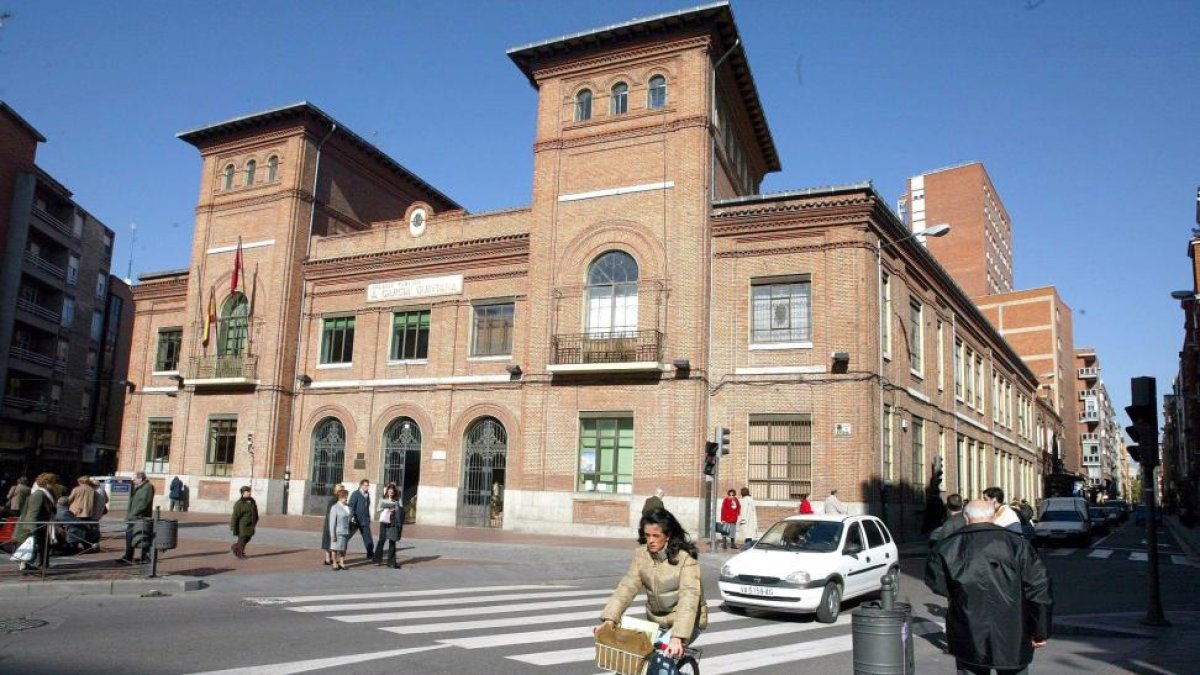 Fachada del colegio García Quintana.-ICAL