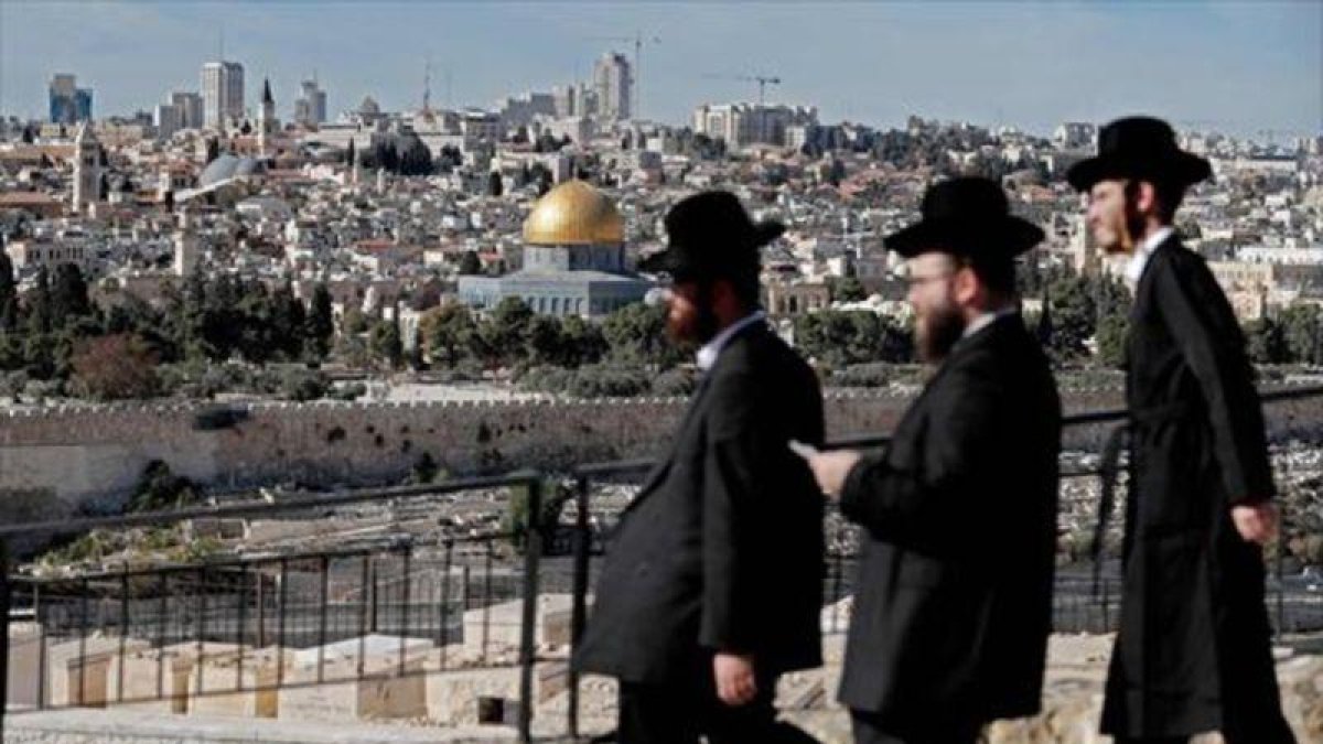 Ultraortodoxos israelís en el Monte de los Olivos de Jerusalén.-AFP / THOMAS COEX