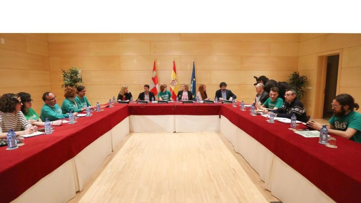 La Plataforma por la Escuela Pública y el Foro de la Educación se reúne en las Cortes de Castilla con representantes de los diferentes grupos políticos para trasladarles sus reivindicaciones-ICAL