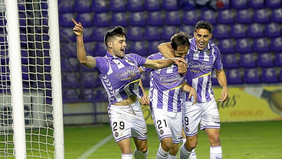 Jose, Míchel y Mata celebran uno de los goles del Valladolid frente al Mirandés.-J.M.LOSTAU