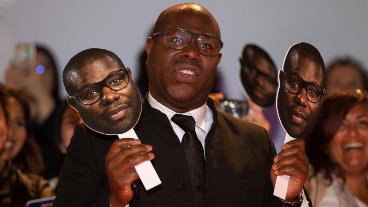 Steve McQueen posa con caretas de sí mismo en el festival de Toronto.-GEOFF ROBINS
