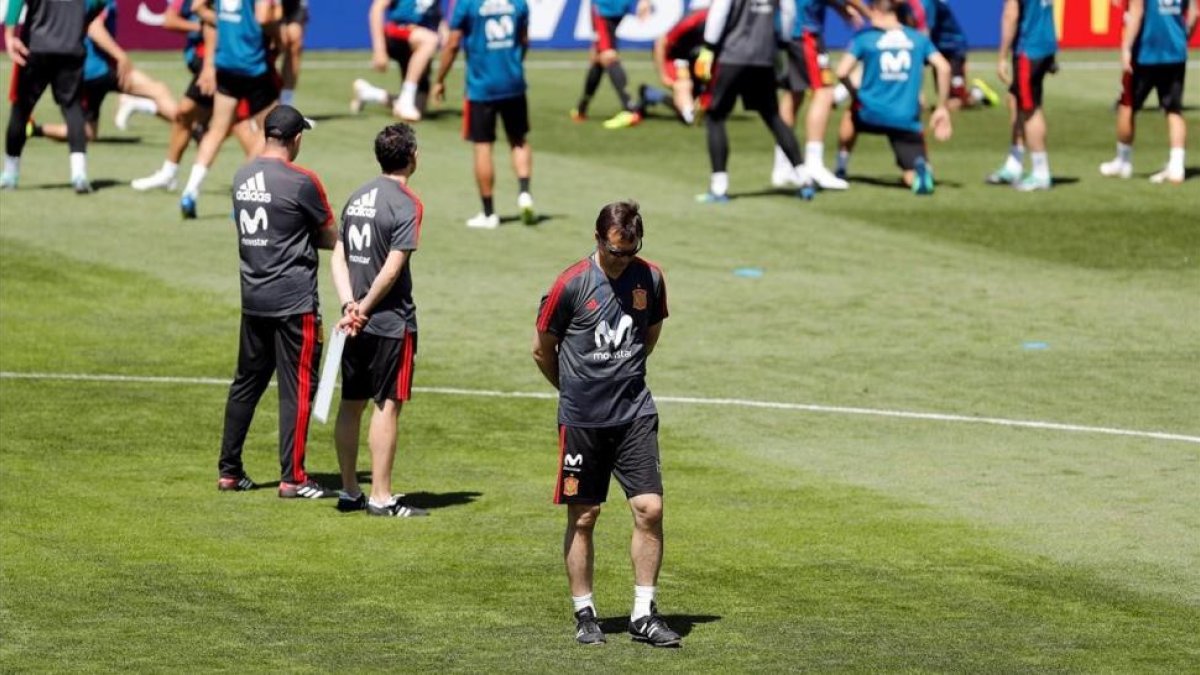 Lopetegui, en un entrenamiento de la selección española en Krasnodar.-REUTERS