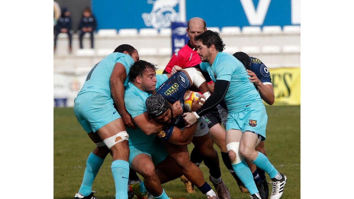 Buen trabajo de delantera del VRAC ante el Barça. / PHOTOGENIC