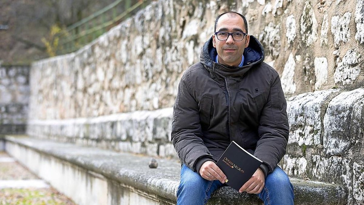 Jacob Iglesias con el libro publicado en la editorial Páramo.-PABLO REQUEJO