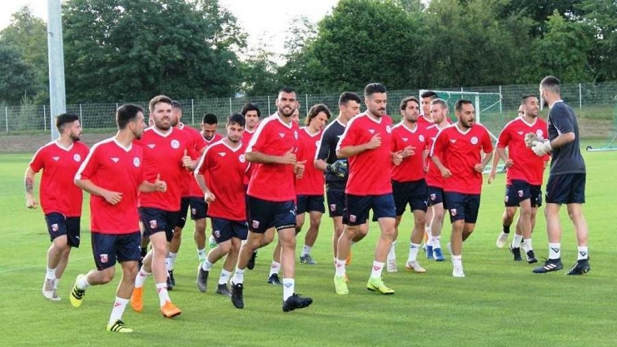 Los jugadores de la selección de Castilla y León UEFA, durante su primer entrenamiento en tierras alemanas.-E. M.