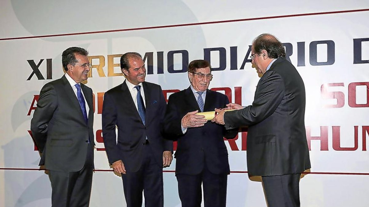 José Luis Ulibarri, Carlos Fernández, Cesareo González y Juan Vicente Herrera, en el moneto de entregar el premio.-JESÚS F. SALV ADORES / SECUNDINO PÉREZ