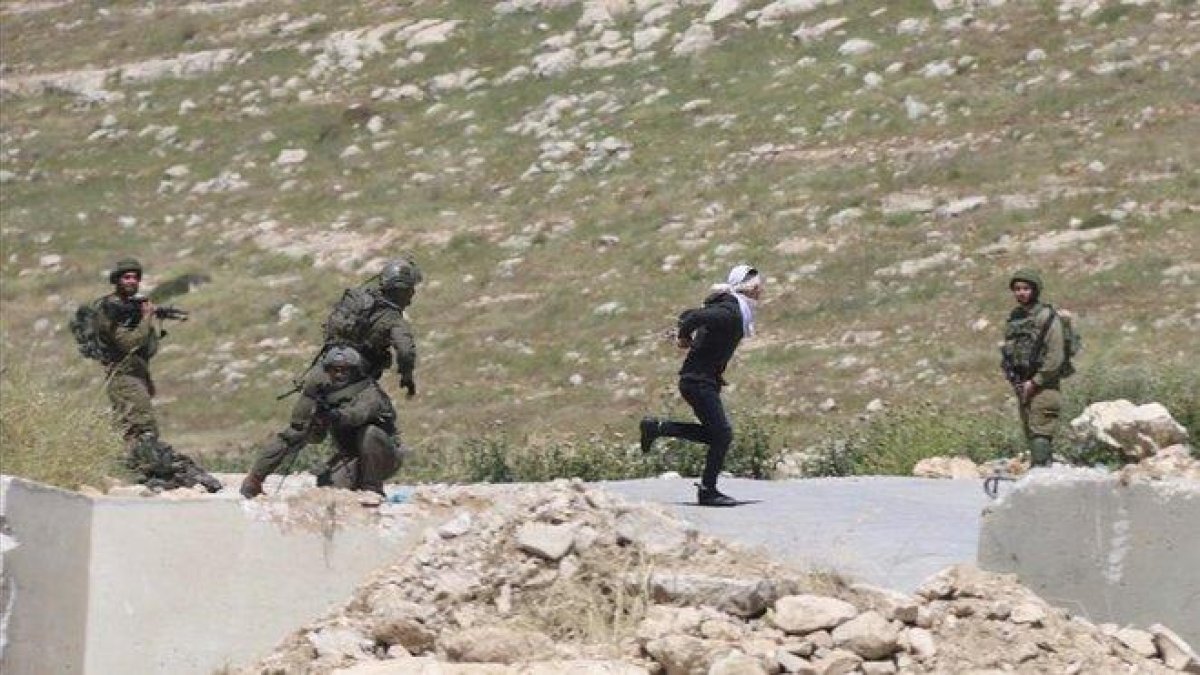 Osama Hahahjeh huye de los soldados israelís, antes de ser disparado el pasado 18 de abril.-MOHAMMED HMEDI (AP)