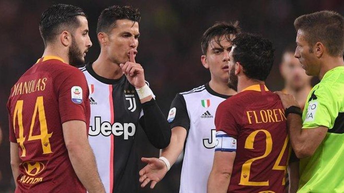 Cristiano Ronaldo manda silencio a Alessandro Florenzi, en el partido de anoche en el Olímpico de Roma.-REUTERS / ALBERTO LINGRIA