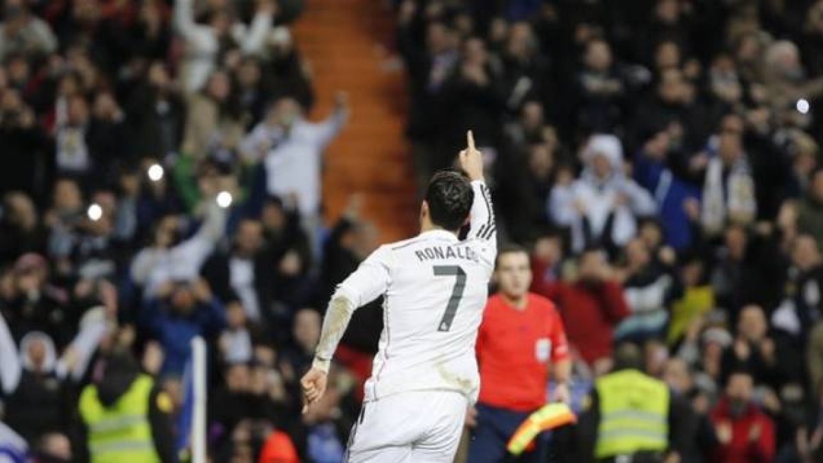 Cristiano celebra su primer gol al Celta dirigiéndose al público del Bernabéu.-Foto: AGUSTÍN CATALÁN