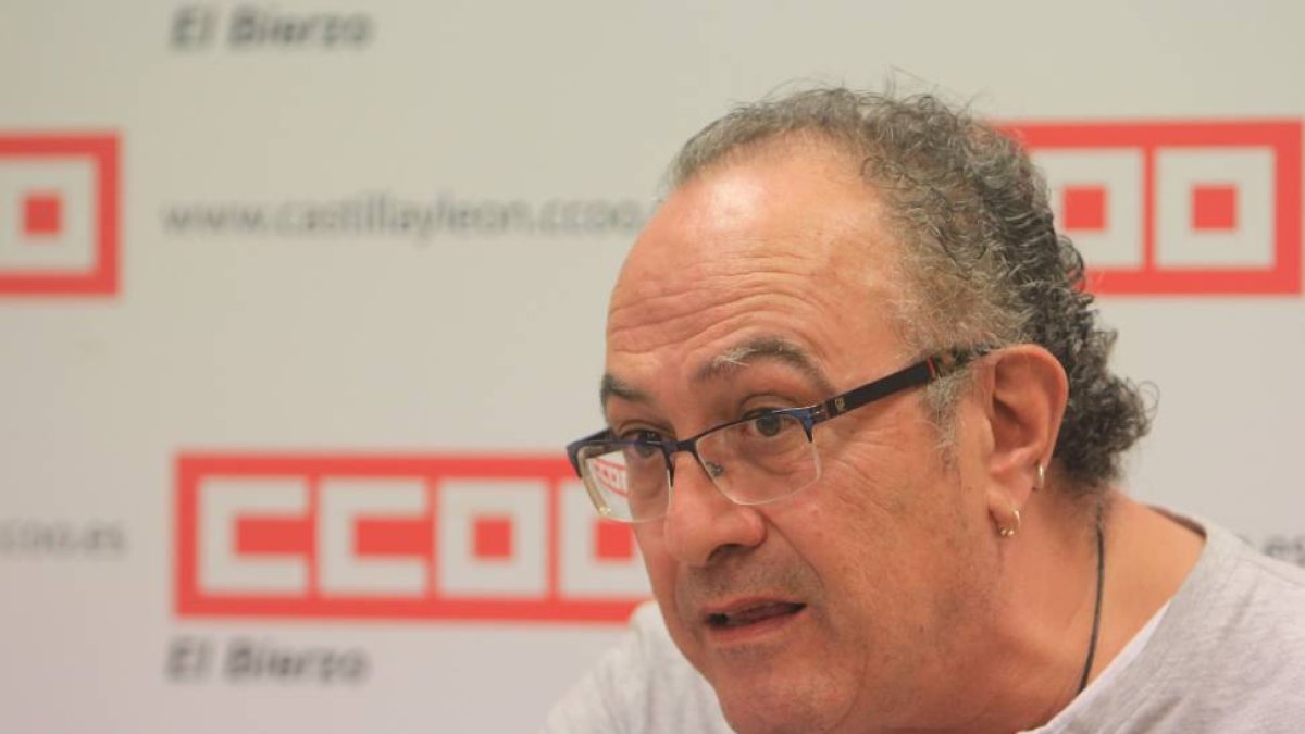 El secretario Comarcal de Servicios a la Ciudadanía de CCOO, Antonio López, durante la comparecencia de esta tarde para anunciar la huelga de los trabajadores del Transporte Urbano de Ponferrada, TUP, como medida de protesta por el retraso en el pago de l-ICAL