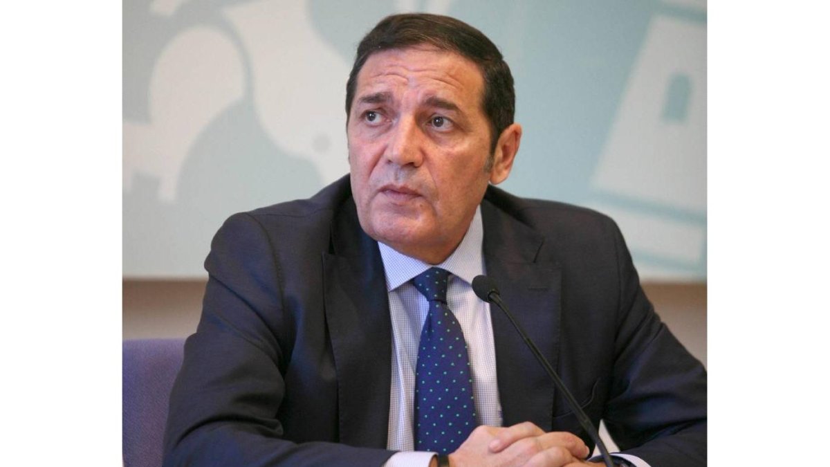 El consejero de Sanidad, Antonio María Sáez Aguado, informa sobre las novedades del programa de vacunación sistemática de Castilla y León para 2015-Ical