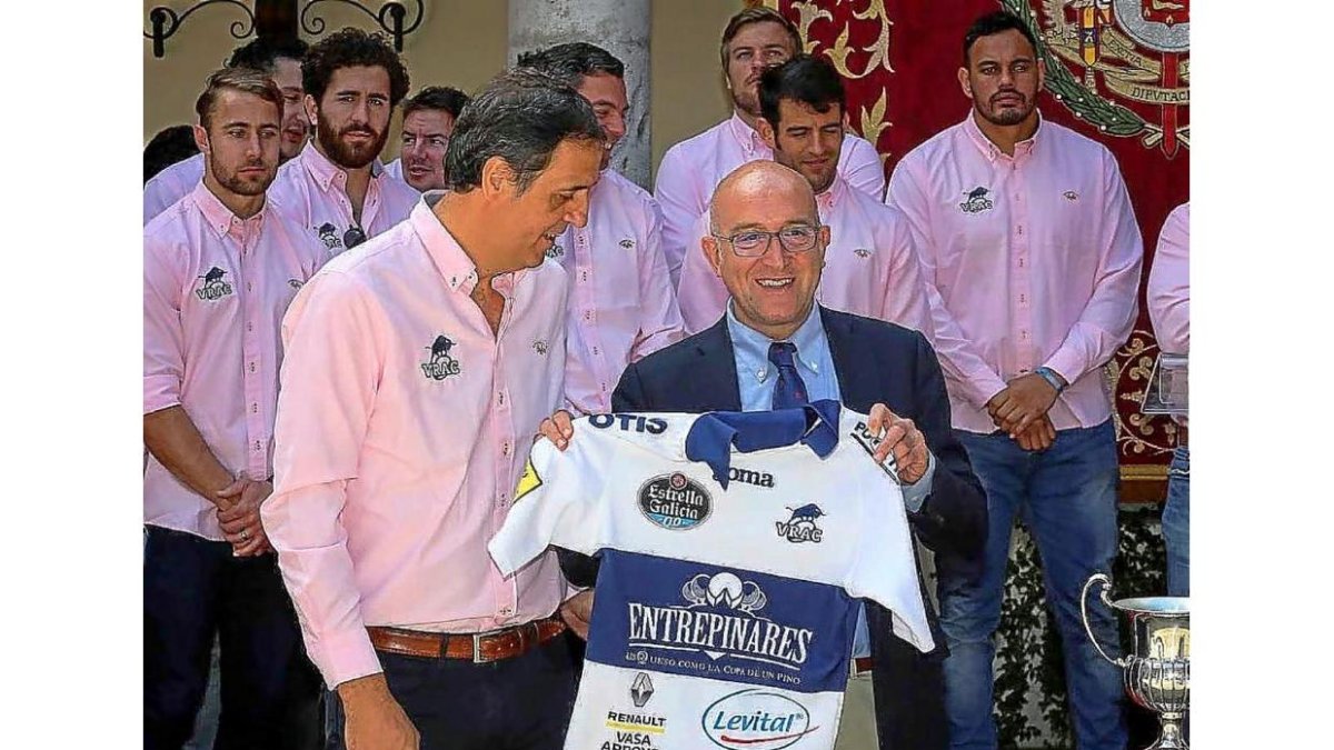 El presidente de la Diputación posa con la camiseta del VRACQuesos Entrepinares que le regaló el club-EL MUNDO