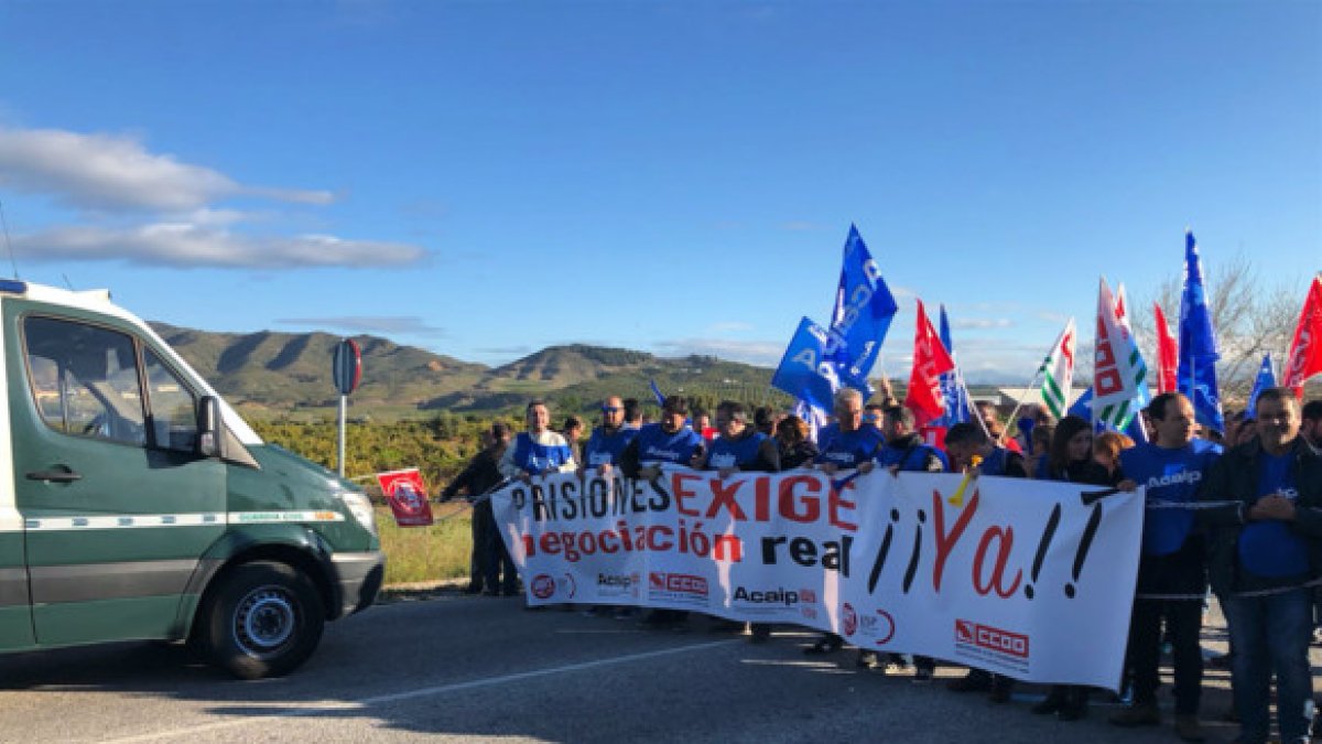 Funcionarios de prisiones de CCOO, UGT y ACAIP cortan el acceso a la prisión malagueña de Alahurín de la Torre.-