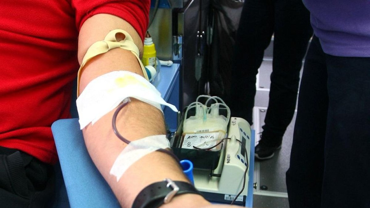 Un hombre dona sangre en un centro de hemotedonación.-ICAL