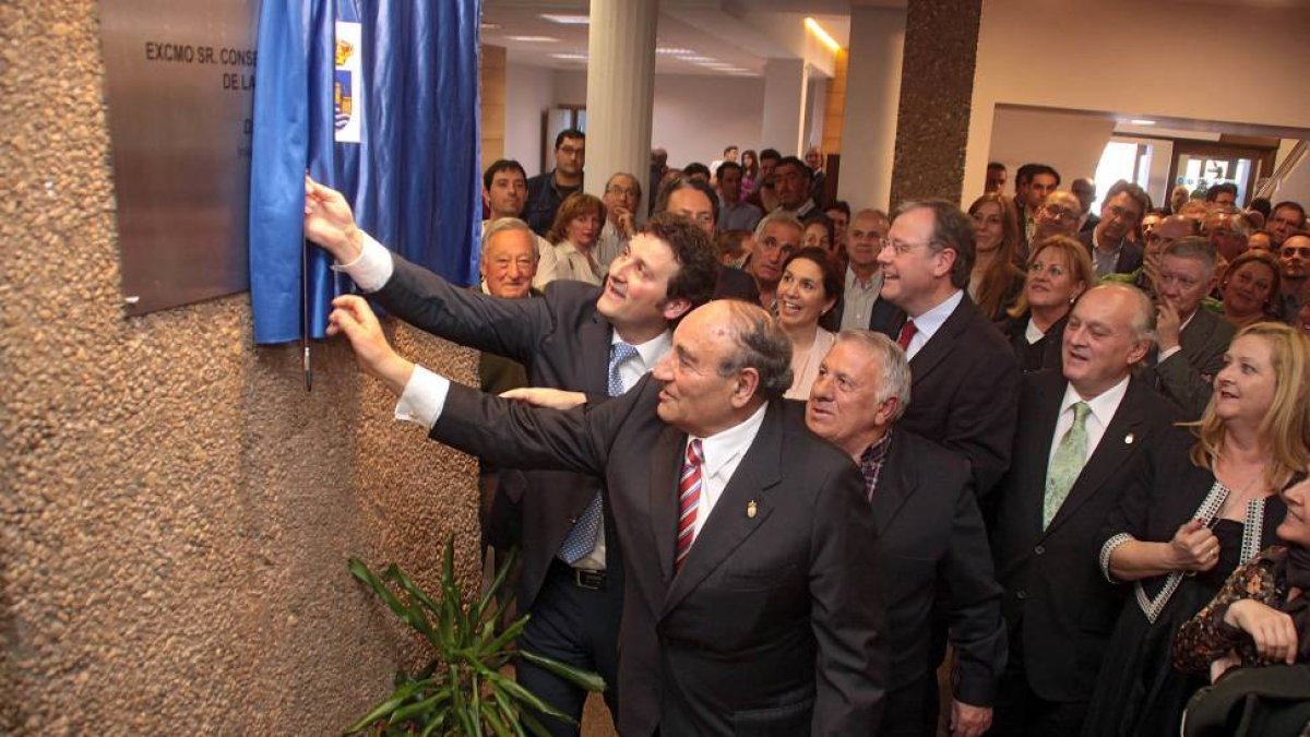 El alcalde de Villaquilambre (León), Manuel García, descubre una placa durante la inauguración de la sede consistorial-Ical