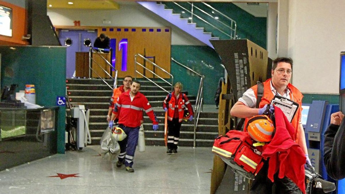 Médicos del 112 en los cines Megarama tras el derrumbe del techo el pasado 14 de febrero.-J. M. LOSTAU