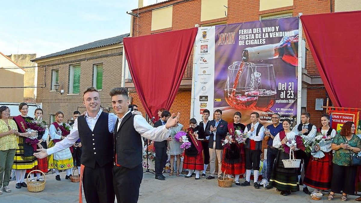 Dos jóvenes pisan la uva en la Fiesta de la Vendimia de Cigales.-E.M.