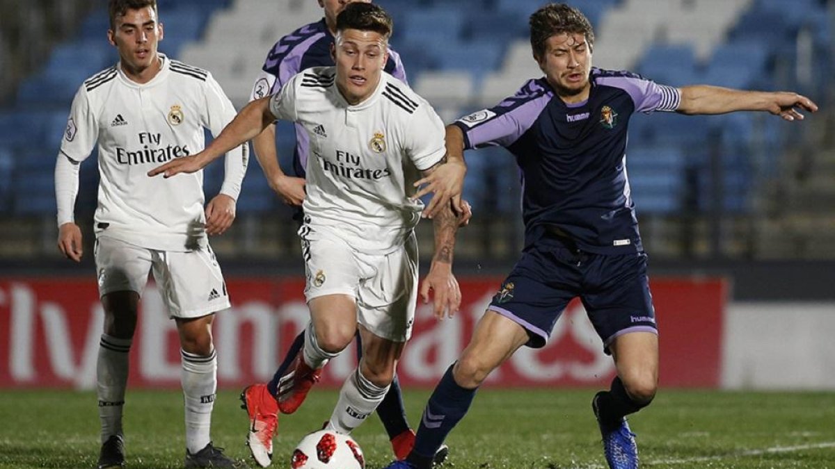El central blanquivioleta Mario intenta que el delantero madridista Cristo no remate.-REALMADRID.COM