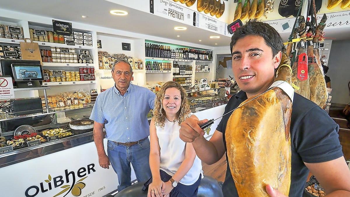 Bernardo, Emma y Diego Hernández posan en una de las tiendas que tiene Olibher.-MIGUEL ÁNGEL SANTOS