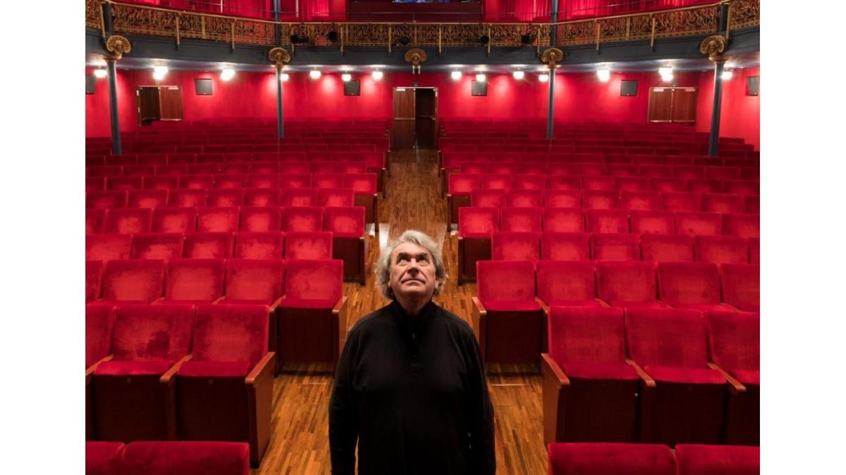 Ángel Marcos en el teatro Zorrilla, donde hoy recogerá el Premio a su Trayectoria Artística.-PABLO REQUEJO/PHOTOGENIC