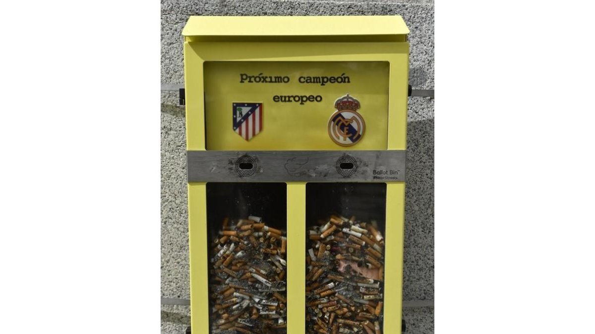 Así está a 26 de mayo una de las urnas-cenicero instaladas en Madrid para pronosticar el ganador de la Champions.-