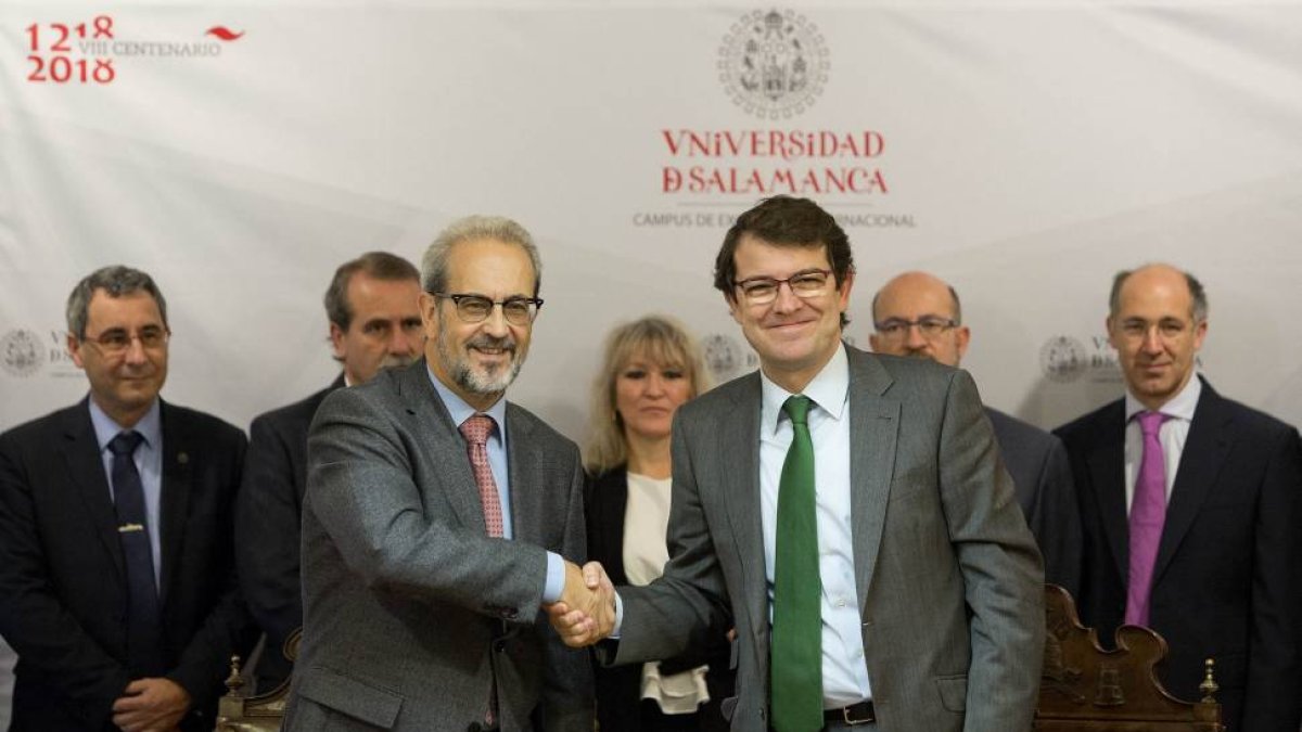 El alcalde de Salamanca, Alfonso Fernández Mañueco, y el rector de la Universidad, Daniel Hernández Ruipérez, firman tres convenios de colaboración-Ical