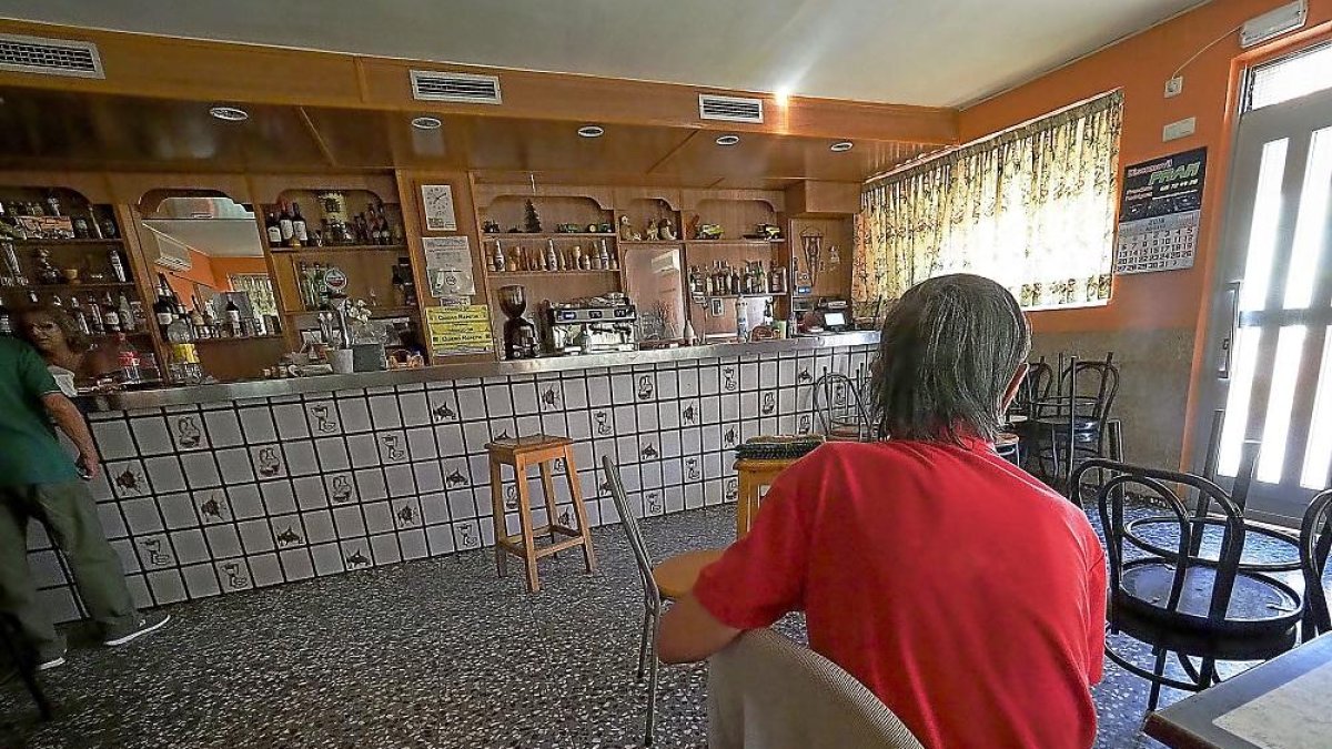 El bar en el que tuvo lugar el tiroteo en el municipio de Castrillo-Tejeriego.-MIGUEL ÁNGEL SANTOS / PHOTOGENIC