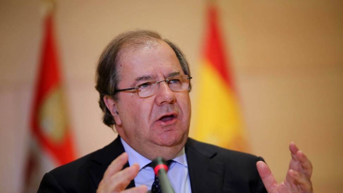 El presidente del PPCyL, Juan Vicente Herrera, tras la firma con Ciudadanos de un acuerdo de estabilidad y gobernabilidad-Ical