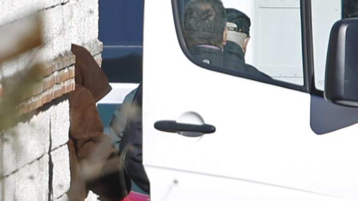 COMUNIDAD DE CASTILLA Y LEÓN. TRASPINEDO. LA GUARDIA CIVIL SACA AL DETENIDO POR LA DESAPARICIÓN DE ESTHER LÓPEZ DE SU CHALÉ PARA LLEVARLO ANTE EL JUEZ. J. M. LOSTAU