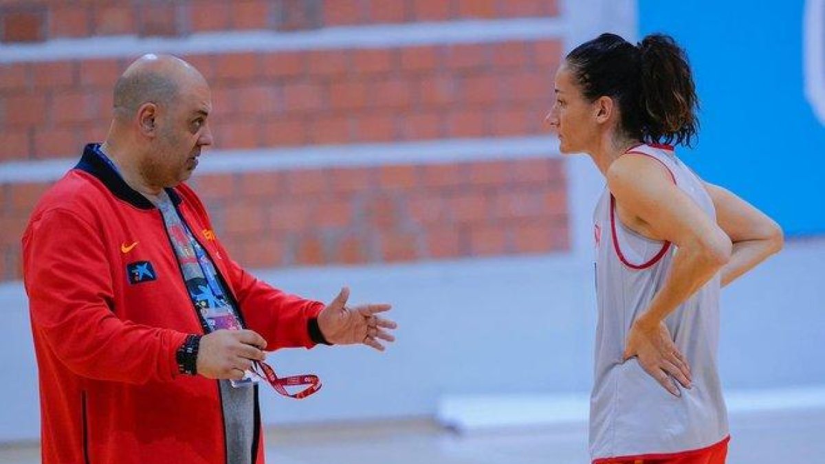 Mondelo dialoga con Laia Palau en un entrenamiento de la selección española.-