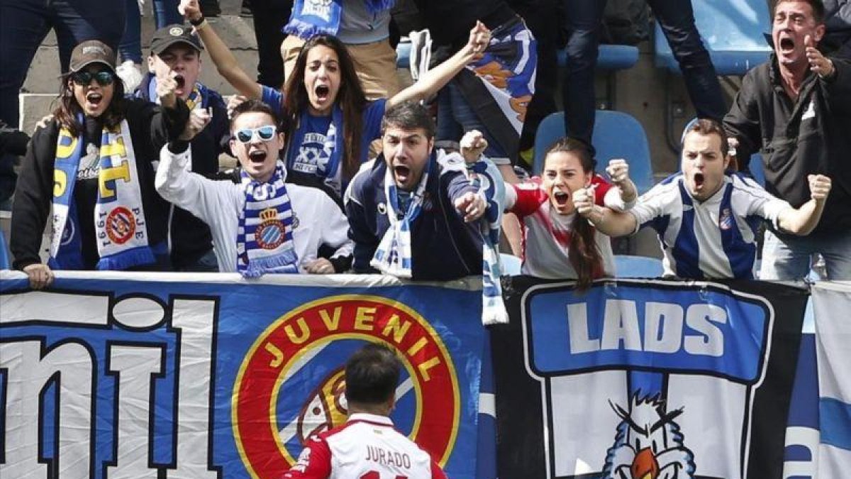 Aficionados del Espanyol celebran efusivamente un gol de Jurado.-EFE / JUAN HERRERO