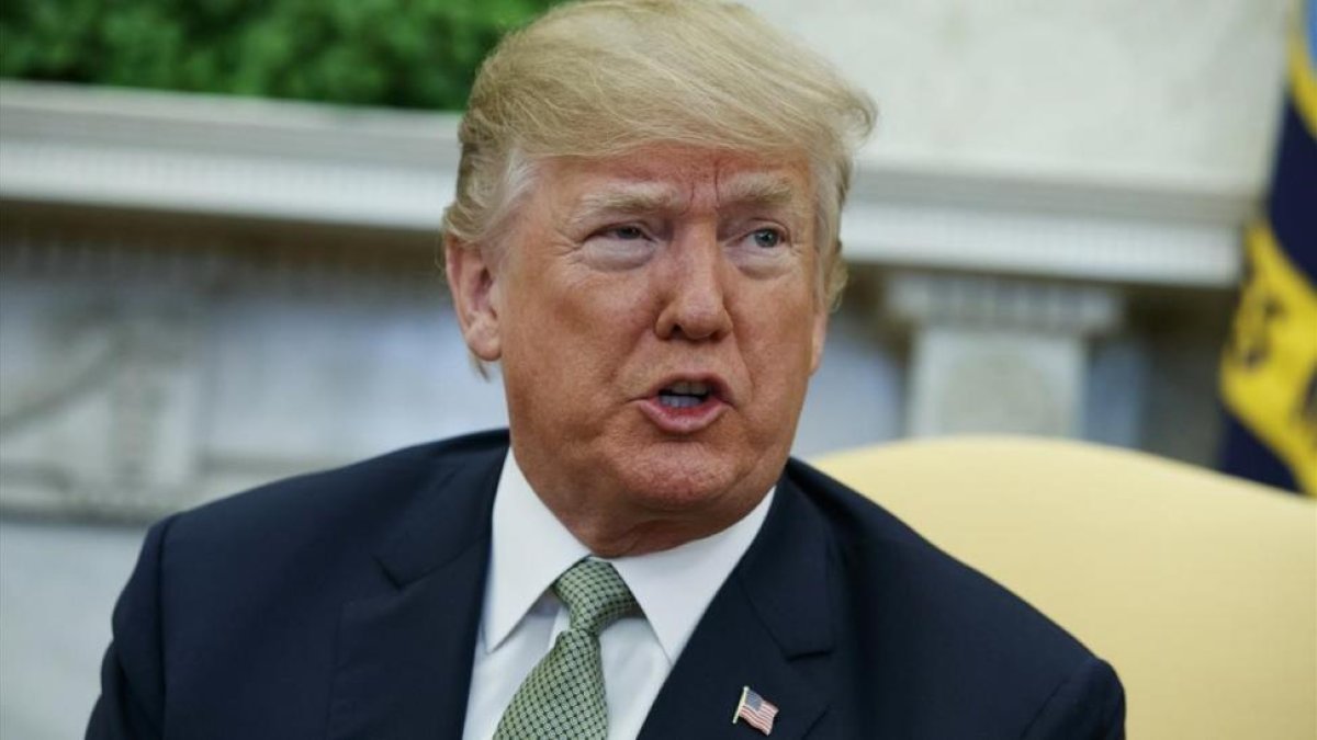 Trump habla con periodistas durante una reunión en el Despacho Oval, en la Casa Blanca, el 15 de marzo.-/ AP / EVAN VUCCI