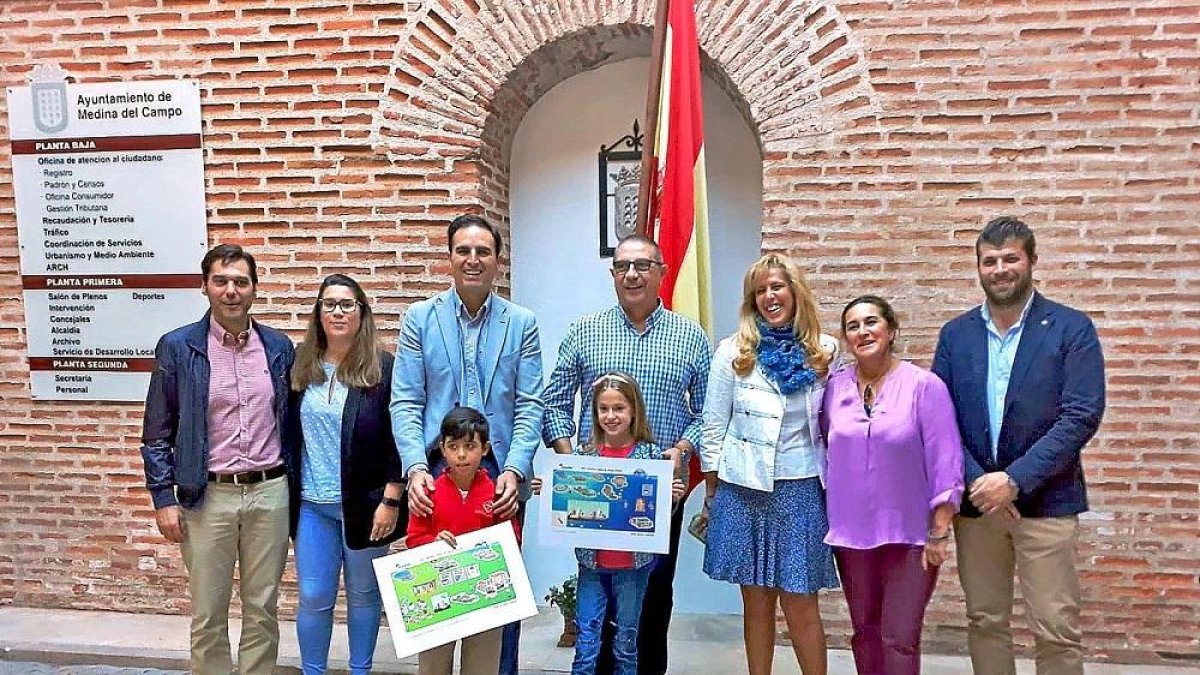 Luis Carlos Salcedo, Nadia González, Guzmán Gómez, Francisco García, Paloma Domínguez, Olga Mohíno, Borja del Barrio y los niños Iñaki Sánchez e Irene García, ayer, tras la recogida de premios en el patio del Ayuntamiento.-EL MUNDO