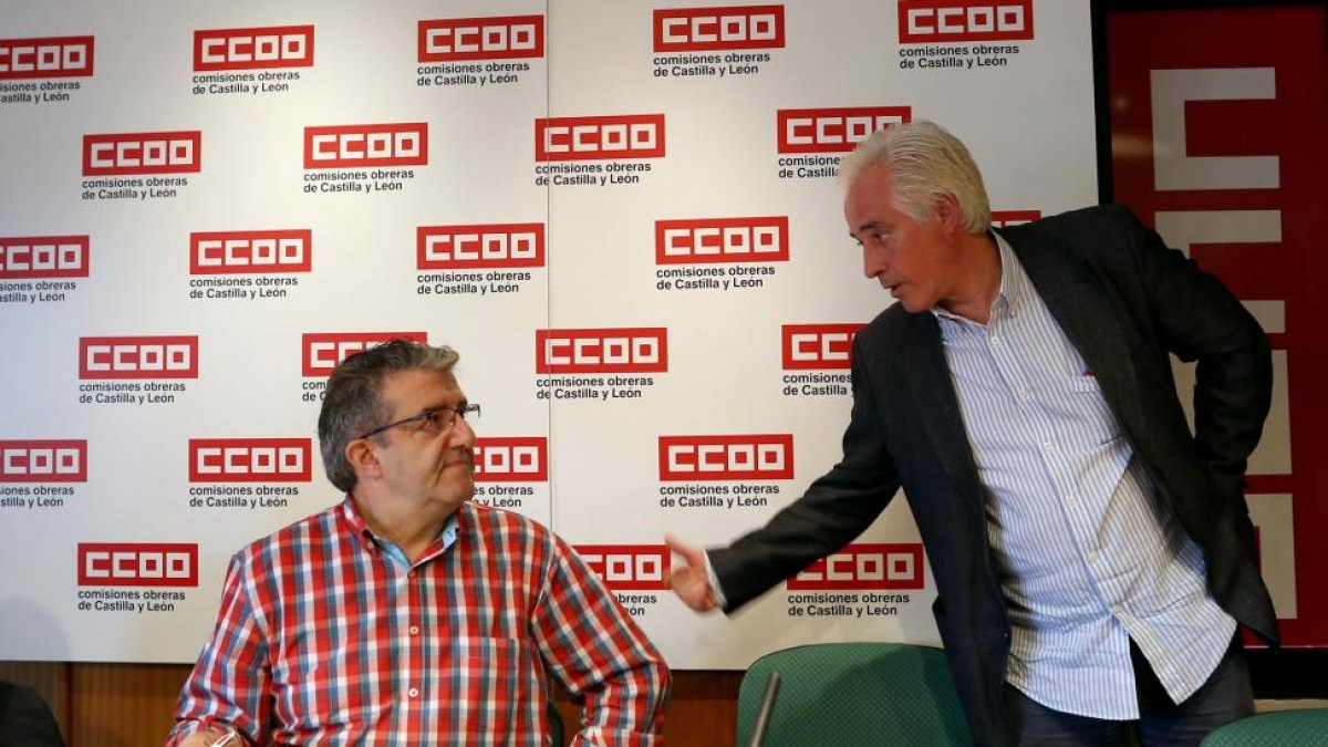 El secretario general de Servicios de CCOO, Jesús Olivar (D), y el secretario general de la Sección Sindical de CCOO en Castilla y León en la entidad, Agustín González (I)-ICAL