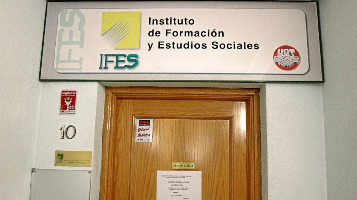 Puerta de entrada a la sede autonómica de IFES en el Paseo Arco de Ladrillo en Valladolid.-J. M. LOSTAU