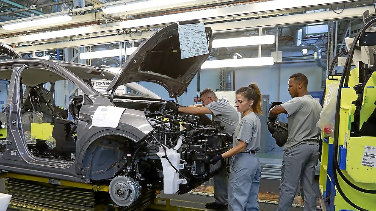 Operarios trabajando en la factoría de Renault en Valladolid. J.M. LOSTAU