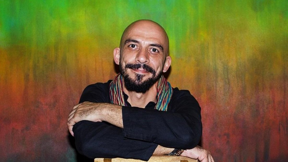 Jorge Adrados en su estudio y una de las obras en papel que presenta en Santo Domingo.-. M.