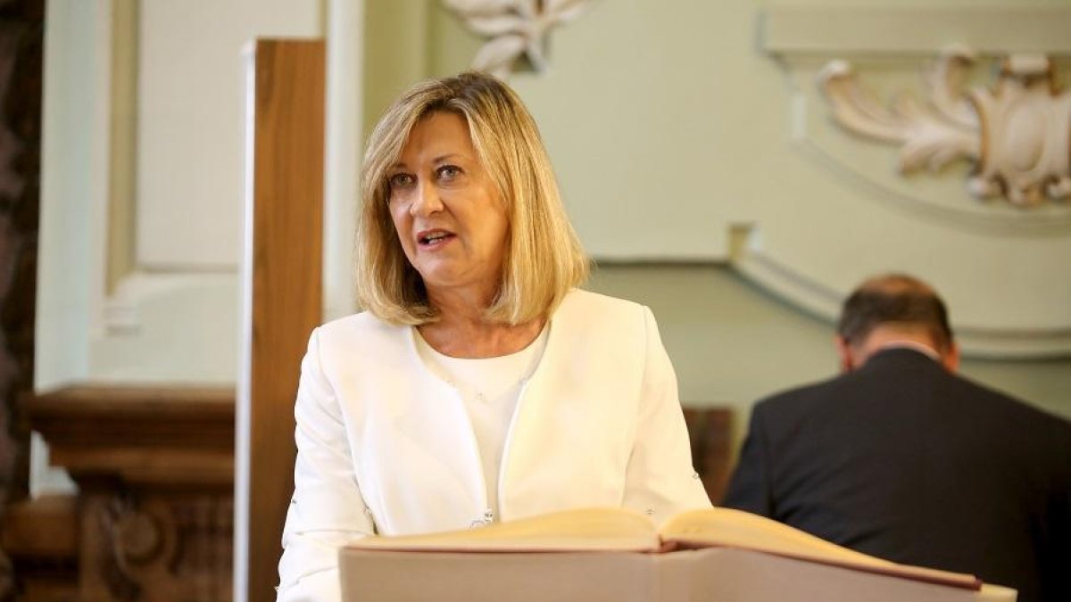 La concejala del PP Pilar del Olmo toma posesión de su cargo durante el Pleno de constitución del Ayuntamiento de Valladolid-ICAL