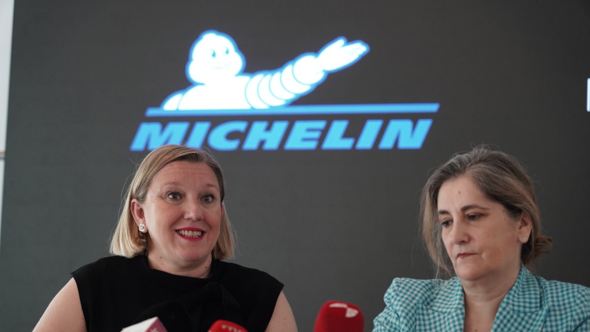La consejera de Familia e Igualdad de Oportunidades, Isabel Blanco, firma con Michelin España-Portugal un protocolo de colaboración para favorecer la empleabilidad y promoción profesional de las mujeres e impulsar la igualdad y el liderazgo femenino en el ámbito laboral.- ICAL