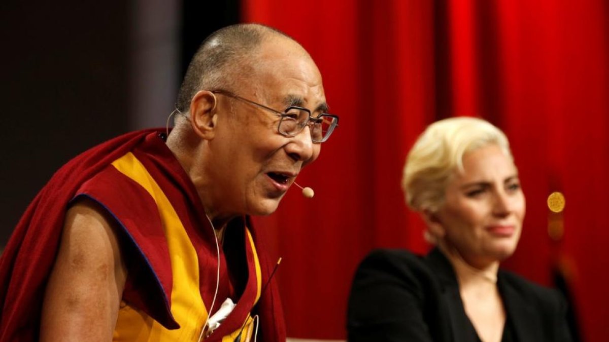 El Dalai Lama y Lady Gaga, en Indianapolis.-CHRIS BERGIN / REUTERS