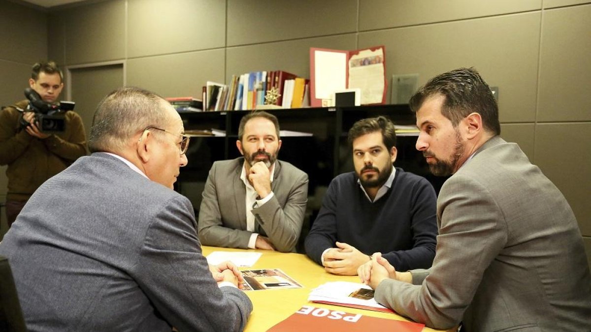 Tudanca mantiene una reunión con de la Asociación de Jugadores Patológicos Rehabilitados de Valladolid.-ICAL