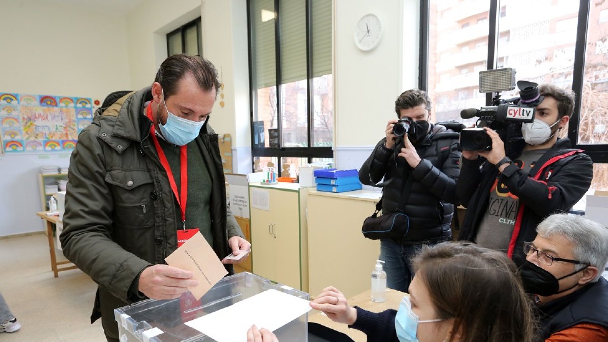 El alcalde de Valladolid, Óscar Puente, vota en su colegio electoral de la capital para las elecciones a las Cortes de Castilla y León.