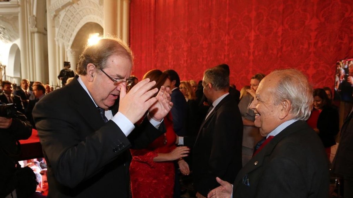 El expresidente de las Cortes de Castilla y León Manuel Estella (D), y el presidente de la Junta, Juan Vicente Herrera, conversan durante el acto de homenaje a los procuradores de la 1ª a la 9ª legislatura.-ICAL