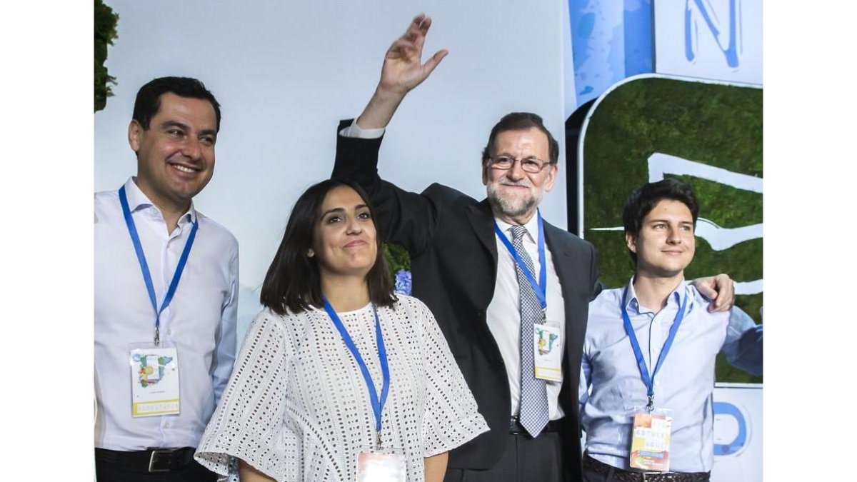 De izquierda a derecha, el líder del PP andaluz, Juanma Moreno; la hasta ahora líder de Nuevas Generaciones, Beatriz Jurado; Mariano Rajoy y Diego Gago, que estará ahora al frente de la organización.-EFE / RAÚL CARO