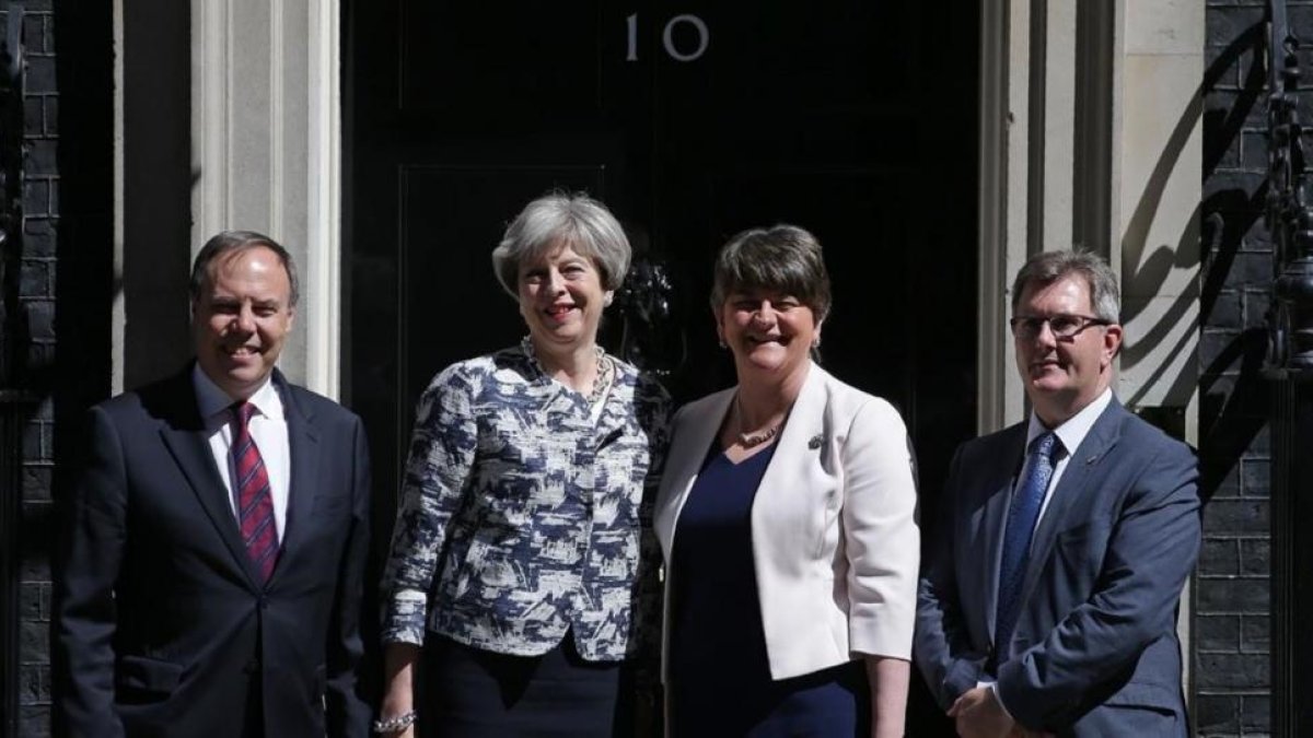May (segunda por la izquierda) junto a Foster, en el exterior del número 10 de Downing Street, en Londres, el 26 de junio.-DANIEL LEAL-OLIVAS