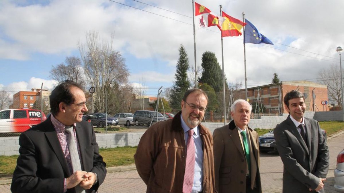 (IaD) el director provincial de Educación, Sabino Herrero; el consejero de Educación, Fernando Rey; el delegado de la Junta, Luis Domingo González; y el director del CIFP 'Camino de la Miranda', David García, en la clausura las Jornadas de Difusión de la-ICAL